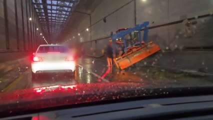 경기 김포 지하차도 승합차-트랙터 추돌...2명 다쳐 / YTN