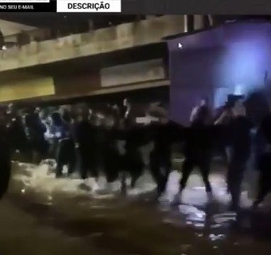 Vídeo emocionante: Voluntários fazem cordão humano para puxar barcos que resgatam pessoas ilhadas no RS