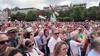 فيديو: آلاف المجريين يخرجون في مظاهرة معارضة لرئيس الوزراء فيكتور أوربان