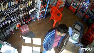Video: Un delincuente se lleva la caja registradora de una licorería en una zona de La Paz