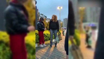Küçük kızını döven anne vatandaşlar tepki gösterince kızını bırakıp gitti! "Alın götürün o zaman"