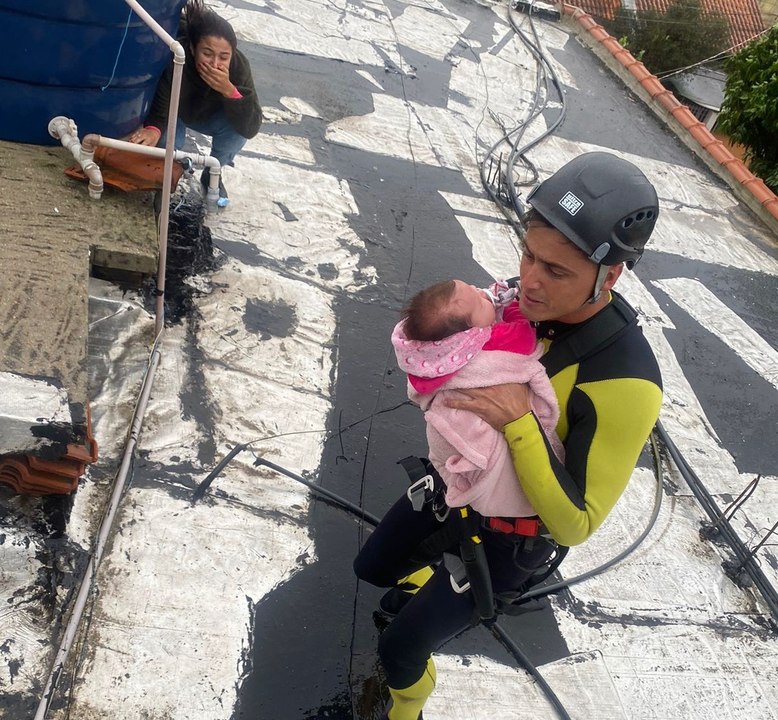 Bombeiros de SC resgatam 800 pessoas num só local da Grande Porto Alegre; entre elas, mais de 100 crianças