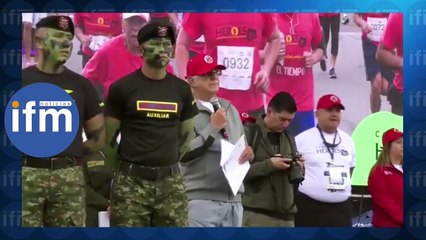 Abuchean al ministro de defensa Iván Velásquez