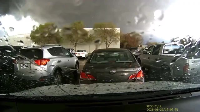 El vídeo de un tornado destrozando una nave industrial en Estados Unidos con 70 trabajadores dentro