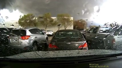 El vídeo de un tornado destrozando una nave industrial en Estados Unidos con 70 trabajadores dentro