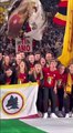 Calcio femminile, le giocatrici dell'As Roma festeggiano lo scudetto sotto la Curva Sud