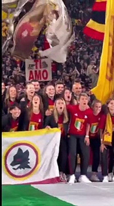 Calcio femminile, le giocatrici dell'As Roma festeggiano lo scudetto sotto la Curva Sud