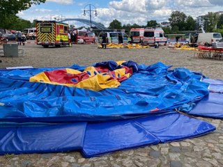 Windböe weht Hüpfburg mit vier Kindern in die Elbe