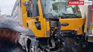 Kayseri'de feci kaza: Direksiyon hakimiyetini kaybeden tır sürücüsü 5 aracı biçti, 9 yaralı