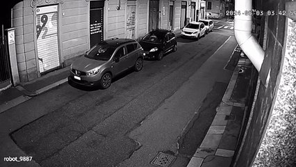 Download Video: In 4 nella notte saltano sulle auto parcheggiate e le distruggono