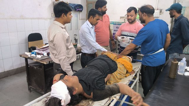 Video : ट्रक की टक्कर से बाइक पर मामा व मां के बीच बैठे बालक की मौत, मां -मामा गंभीर घायल