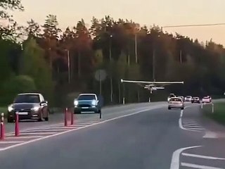 Avioneta faz aterragem de emergência em autoestrada na Letónia