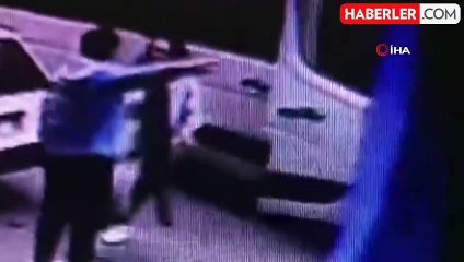 Alkollü sürücü kaldırımda beton mantarlara çarptı, yanındaki kadını darp etti