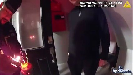 Agentes da polícia surpreendem homem