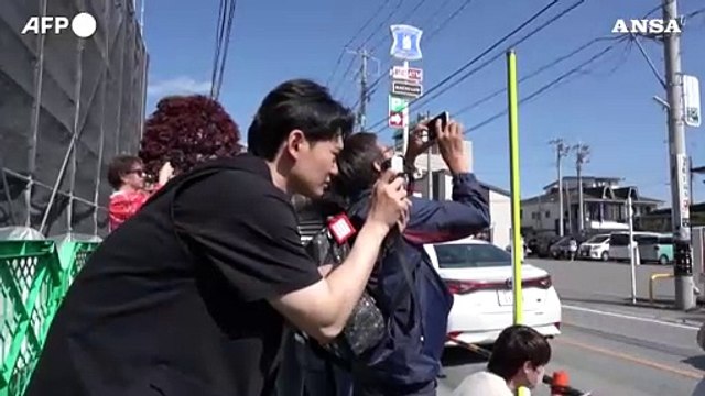 Giappone, la piccola citta' giapponese di Fujikawaguchiko blocca la vista sul monte Fuji