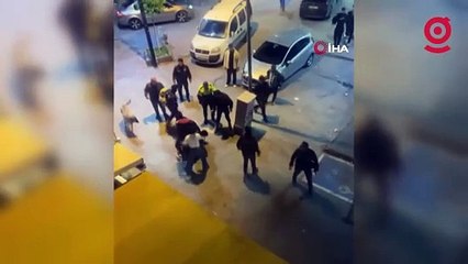 İzmir'de kavgaya müdahale eden polislere saldıran şahıs kamerada