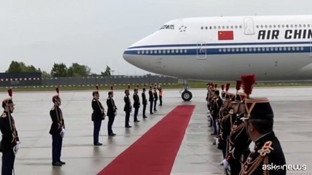 L'arrivo di Xi Jinping con la consorte a Parigi