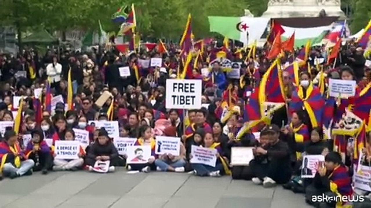 Francia, protesta dei tibetani contro la visita di Xi Jinping