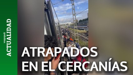 Video herunterladen: Decenas de pasajeros tienen que abandonar el cercanías tras una hora encerrados en él