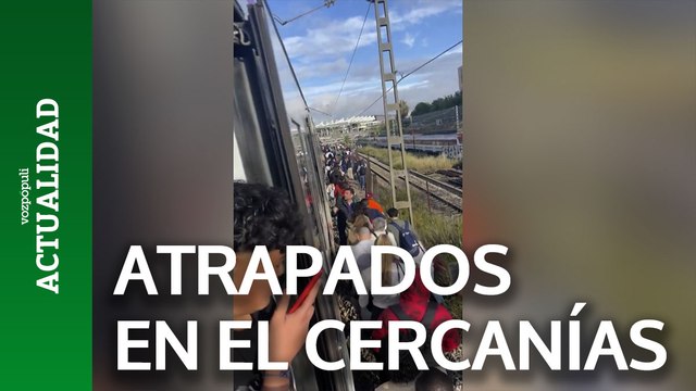 Decenas de pasajeros tienen que abandonar el cercanías tras una hora encerrados en él