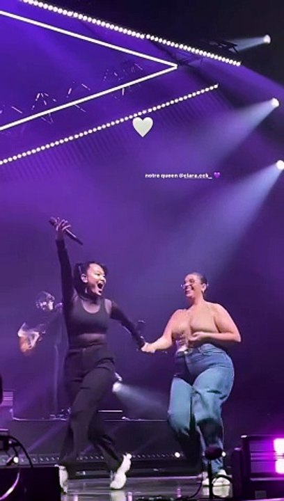 Clara et Marie-Maud sur la scène du Zénith de Paris pour le concert de la Star Academy le 5 mai 2023.