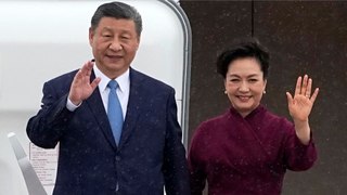 GALA VIDEO - Xi Jinping en France : qui est sa femme Peng Liyuan, ex-star de la chanson en Chine ?