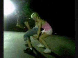 la femme de Regis fait de la danse