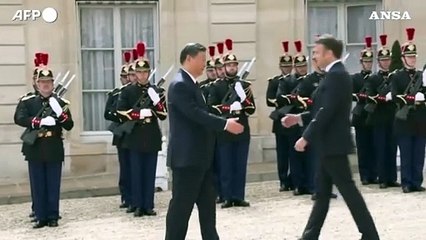 Parigi, Xi Jinping e' arrivato all'Eliseo