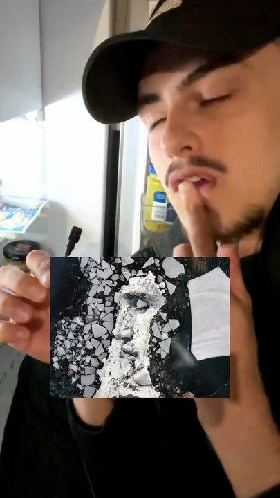 C'est MAGNIFIQUE et tellement puissant ! En pleins milieu de la mer Baltique, cette œuvre éphémère illustre avec émotion la relation entre l'Estonie, La Finlande et la Russie.. C'est touchant, et surtout grandiose !   (Fractured by David Popa, 2022)