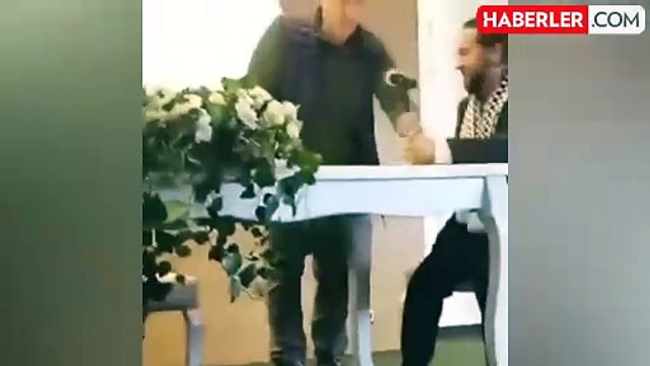 Nikah memuru, hoca dua ederken mikrofonu elinden alıp müzik açtırdı