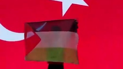 La historia del luchador turco amenazado por la federación por mostrar la bandera de Palestina en la ceremonia de premios de Kung Fu