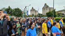 Acrobati e fumogeni per il flash mob al Teatro Nazionale di Milano