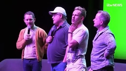 Los cuatro hobbits rinden homenaje a Bernard Hill