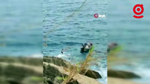 Kayalıkta mahsur kalan gençleri deniz polisi kurtardı