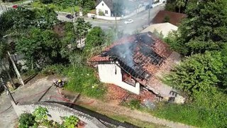 VÍDEO: Imagens impressionantes mostram bombeiros em combate a incêndio em casa de Joinville