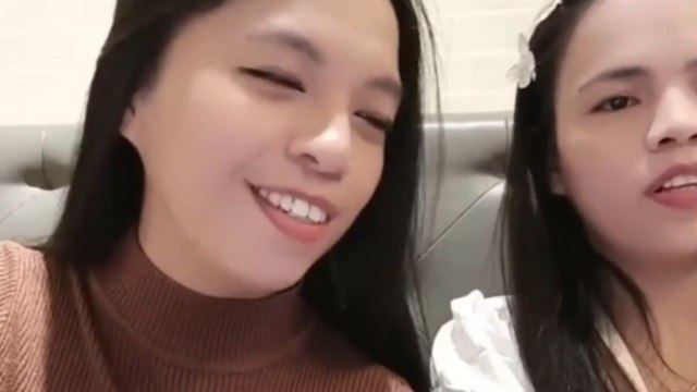 Friends turn their casual cafe visit into a Jenga game challenge showdown