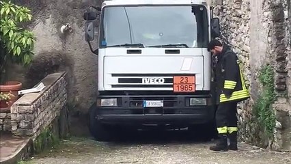 Treviso, schiacciato tra camion e muro di una casa: autista grave in ospedale