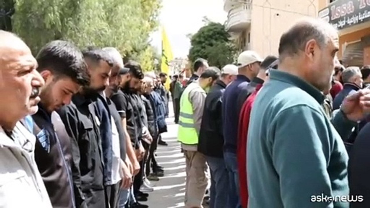 Libano, funerali di madre e figlio uccisi in un attacco israeliano