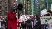 Miles de universitarios protestan en Nueva York por el desalojo de un campamento propalestino