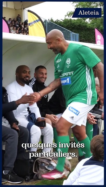 L'équipe nationale des prêtres affronte le Variety