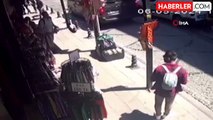 Kendisinden alışveriş yapmayan turisti bıçakladı