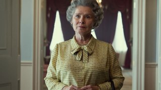 L'attrice che ha interpretato la Regina Elisabetta in 'The Crown' spiega cos'è successo sul set dopo la morte della sovrana