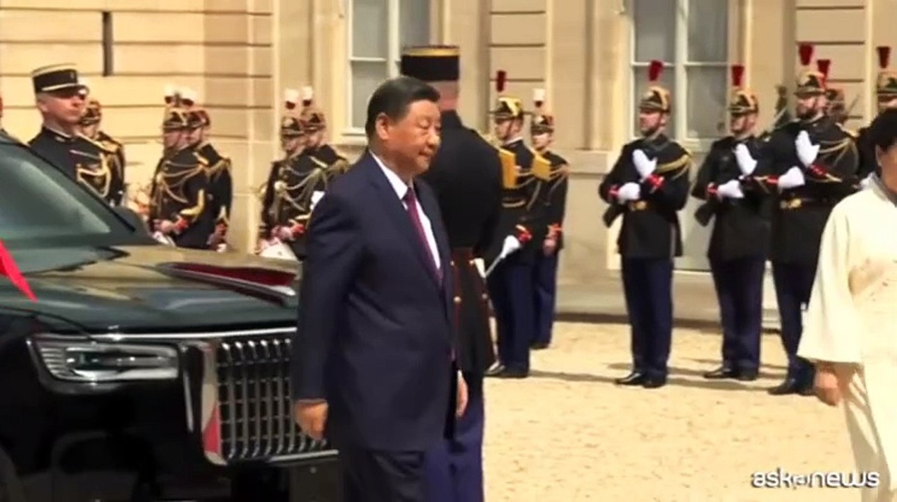 Il presidente cinese Xi Jinping e la moglie accolti da Macron all'Eliseo