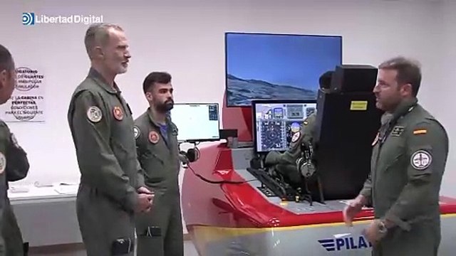 El rey Felipe VI se sube a un caza de combate en la Academia General del Aire de San Javier