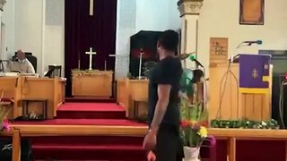 Hombre ingresa a una iglesia a dispararle al pastor en pleno culto