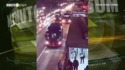 Presuntos hinchas del Tolima causaron terror con machete dentro de un Transmilenio en Bogotá