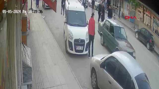 Düğün konvoyunun önünü kesen sürücü, arkadaşının üzerinden geçti