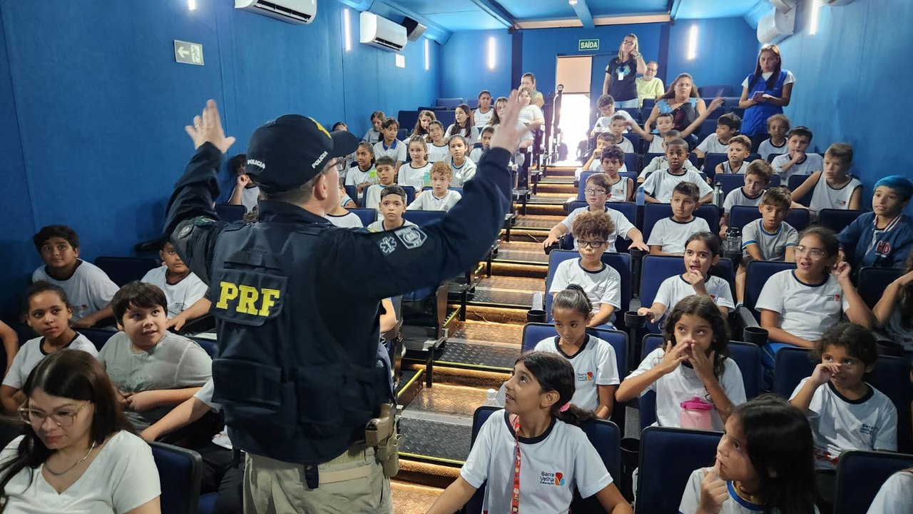 Carreta-cinema da PRF chega em Barra Velha