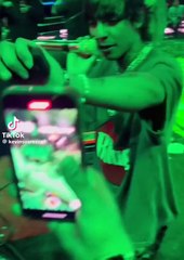 ¡Natanael Cano es captado besando a una fan!