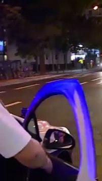 Il appelle ses amis du quartier pour encercler la police !